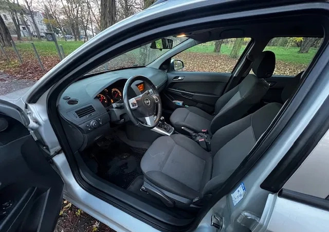 Opel Astra cena 11900 przebieg: 297000, rok produkcji 2012 z Poznań małe 254